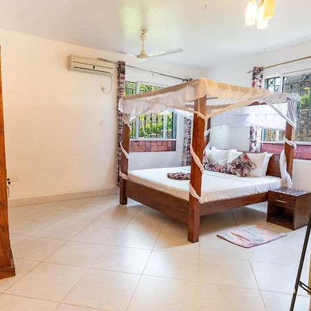 Queens Chateau Boutique Villa Diani Beach Exterior photo