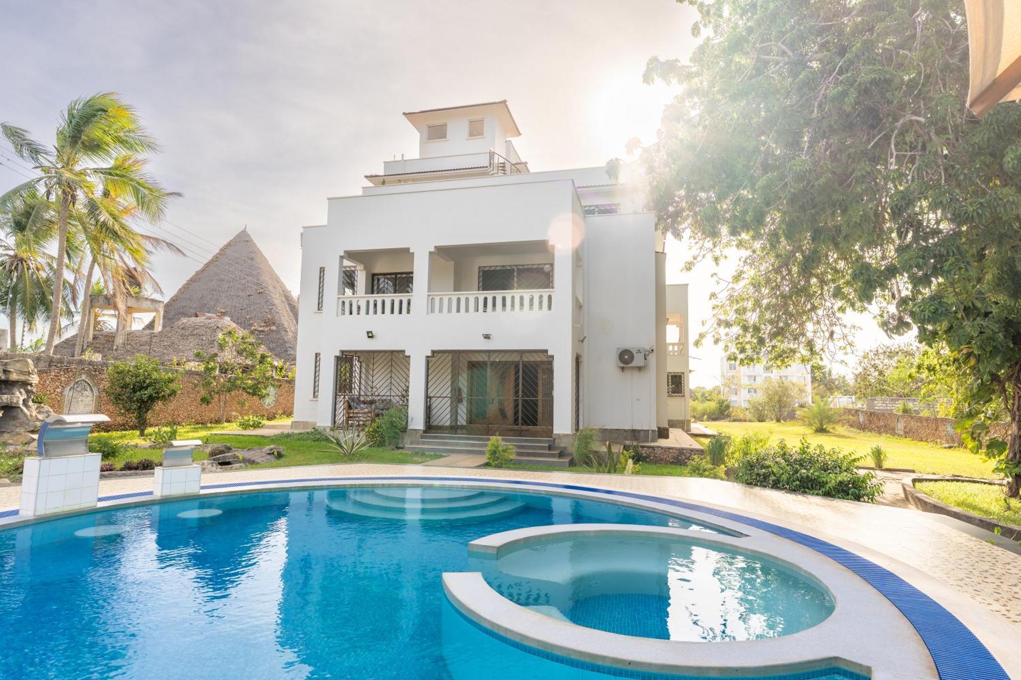 Queens Chateau Boutique Villa Diani Beach Exterior photo