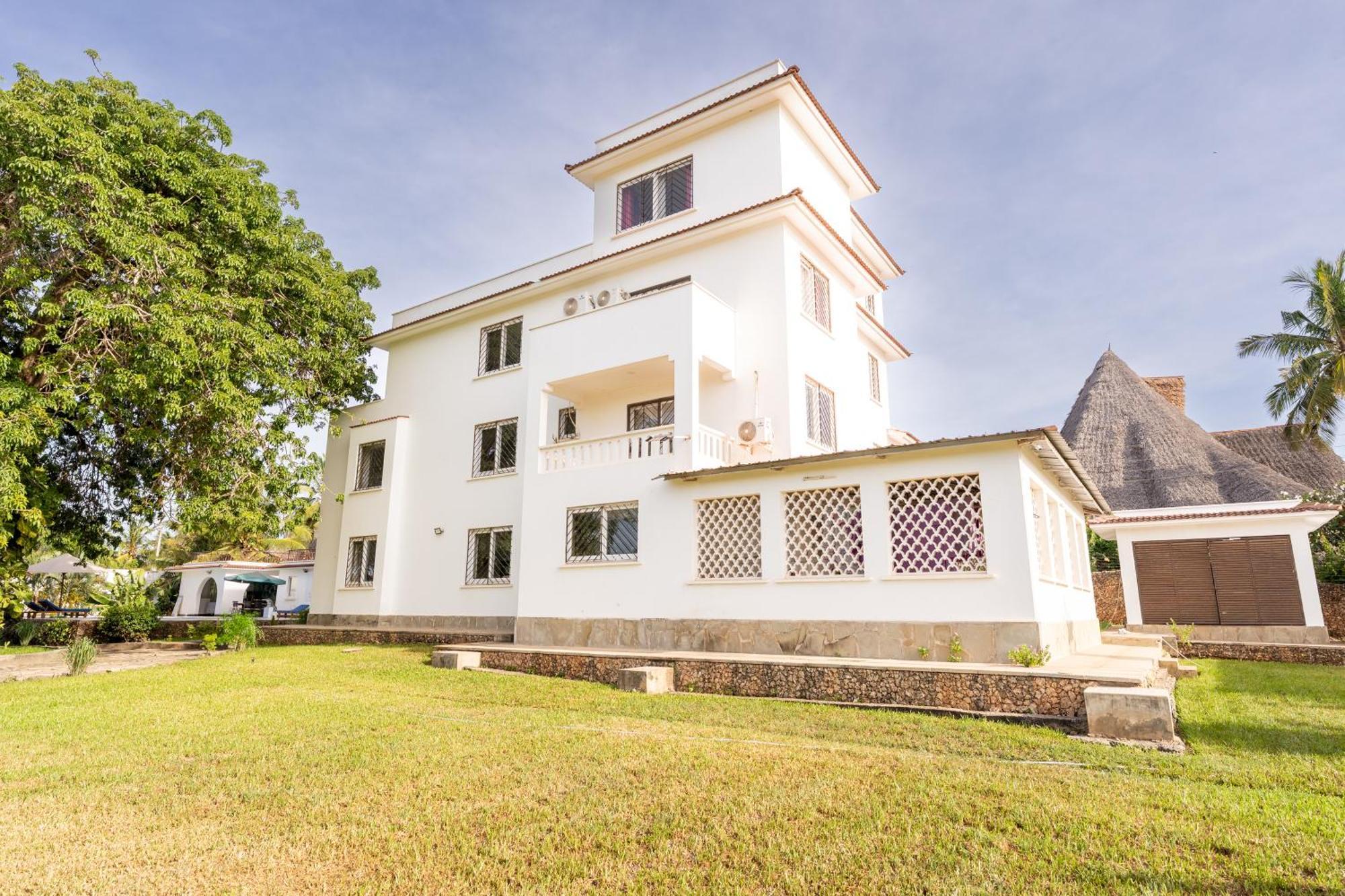 Queens Chateau Boutique Villa Diani Beach Exterior photo
