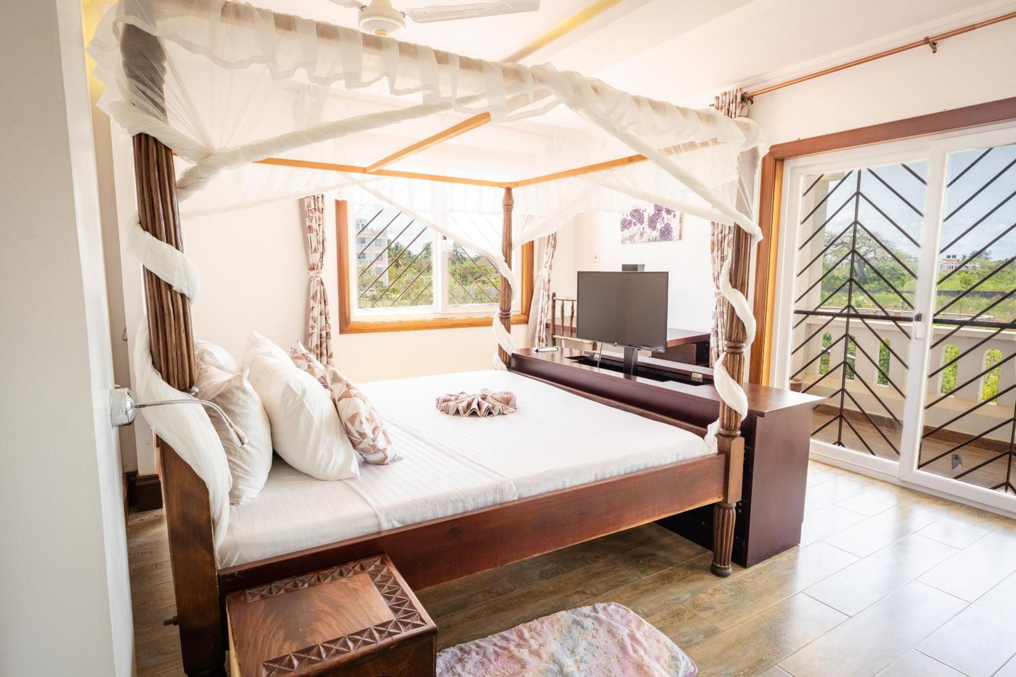 Queens Chateau Boutique Villa Diani Beach Exterior photo